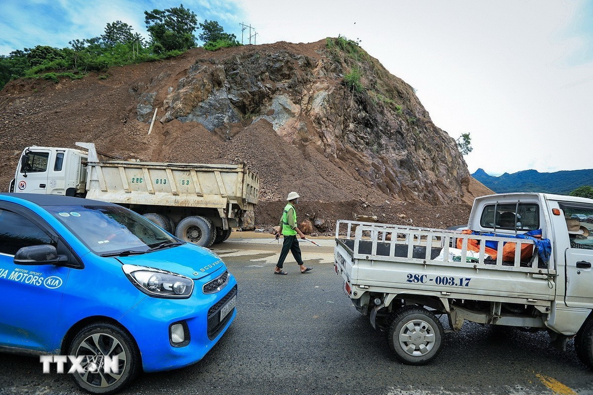 Lực lượng chức năng nỗ lực khắc phục điểm sạt lở.