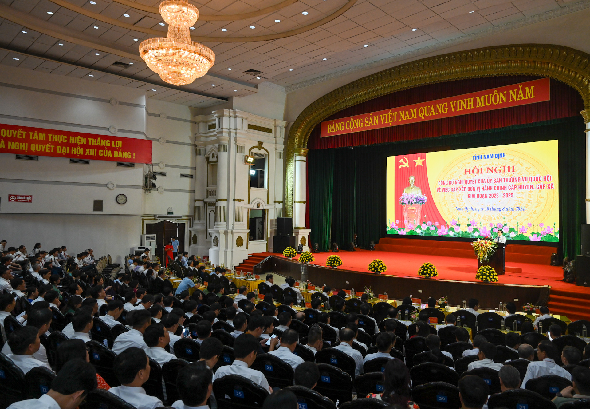 Quang cảnh hội nghị công bố Nghị quyết sắp xếp đơn vị hành chính cấp huyện, cấp xã giai đoạn 202 -2025 của tỉnh Nam Định.