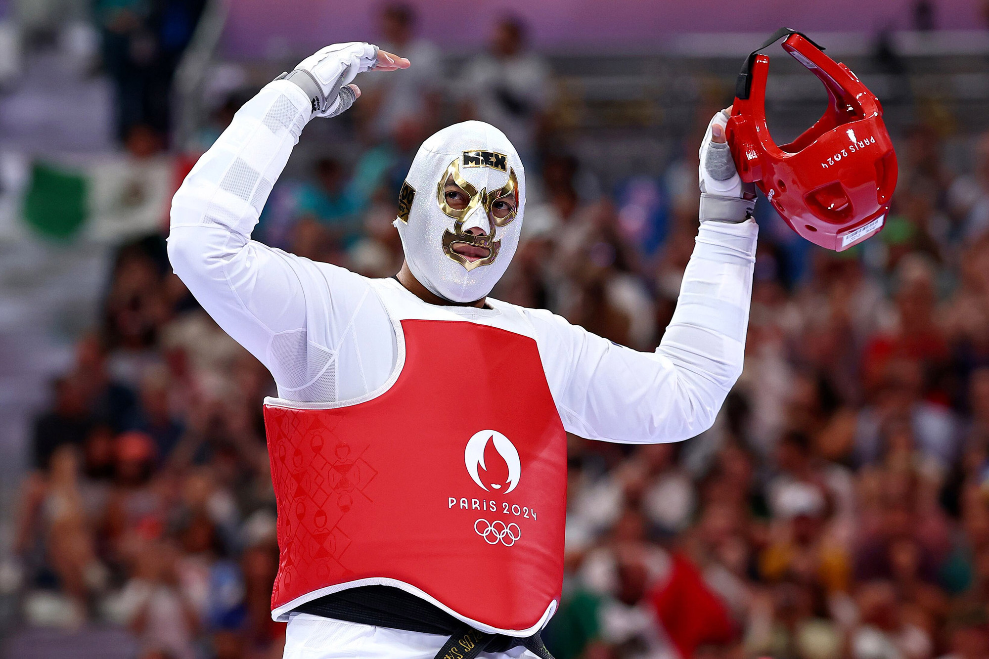 Carlos Sansores, võ sĩ người Mexico, trong trận đấu vòng 16 đội với đối thủ người Guinea Paivou Johnouario Gomis ở môn taekwondo nam. (Ảnh: Getty Images)