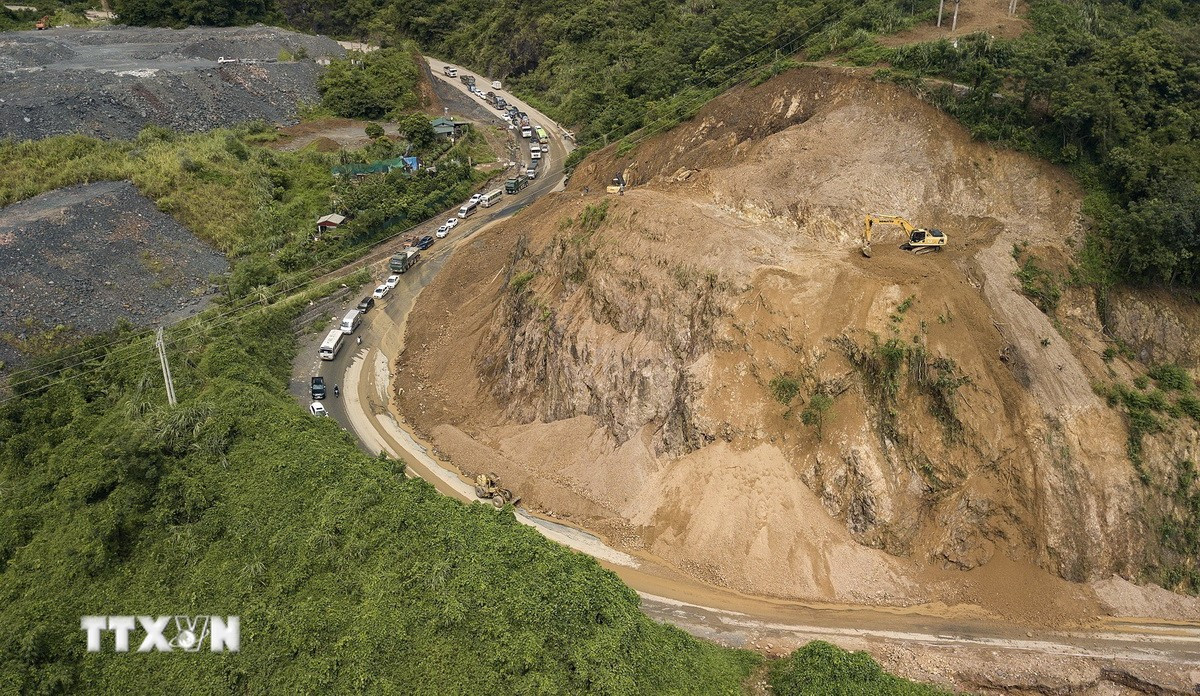 Lực lượng chức năng vẫn đang nỗ lực khắc phục điểm sạt lở đồng thời rà soát các điểm có nguy cơ mất an toàn nhằm kịp thời xử lý bảo đảm an toàn cho người và phương tiện tham gia giao thông.