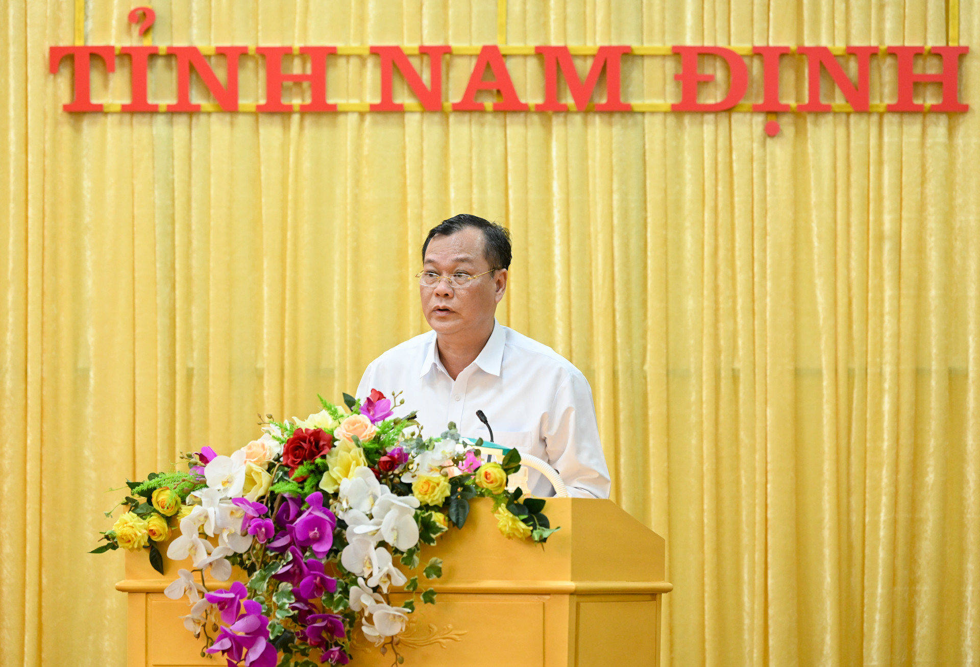 Phó Bí thư Thường trực Tỉnh ủy Lê Quốc Chỉnh trình bày báo cáo tóm tắt kết quả thực hiện Nghị quyết Đại hội Đảng bộ tỉnh Nam Định lần thứ XX từ đầu nhiệm kỳ đến nay.