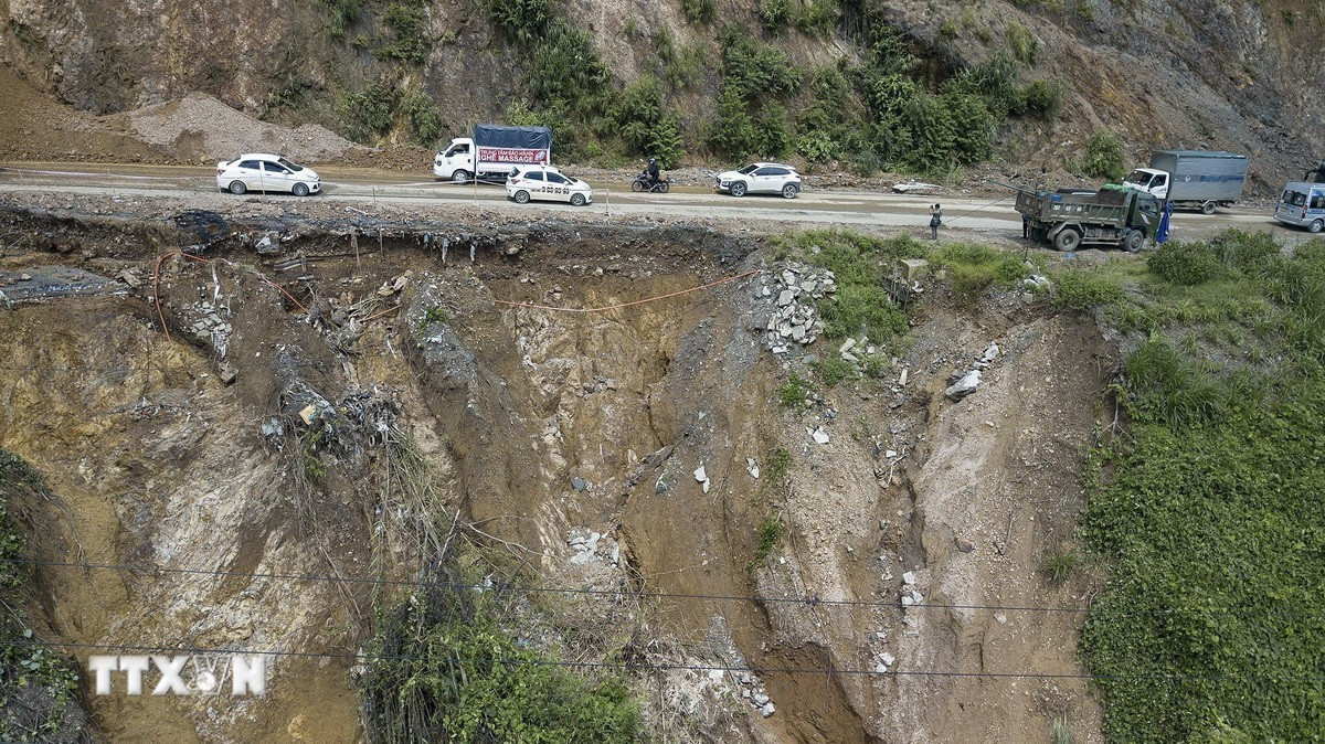Điểm sạt lở tại dốc Cun thuộc lý trình Km79+335, Quốc lộ 6, thuộc địa phận phường Thống Nhất, thành phố Hòa Bình.