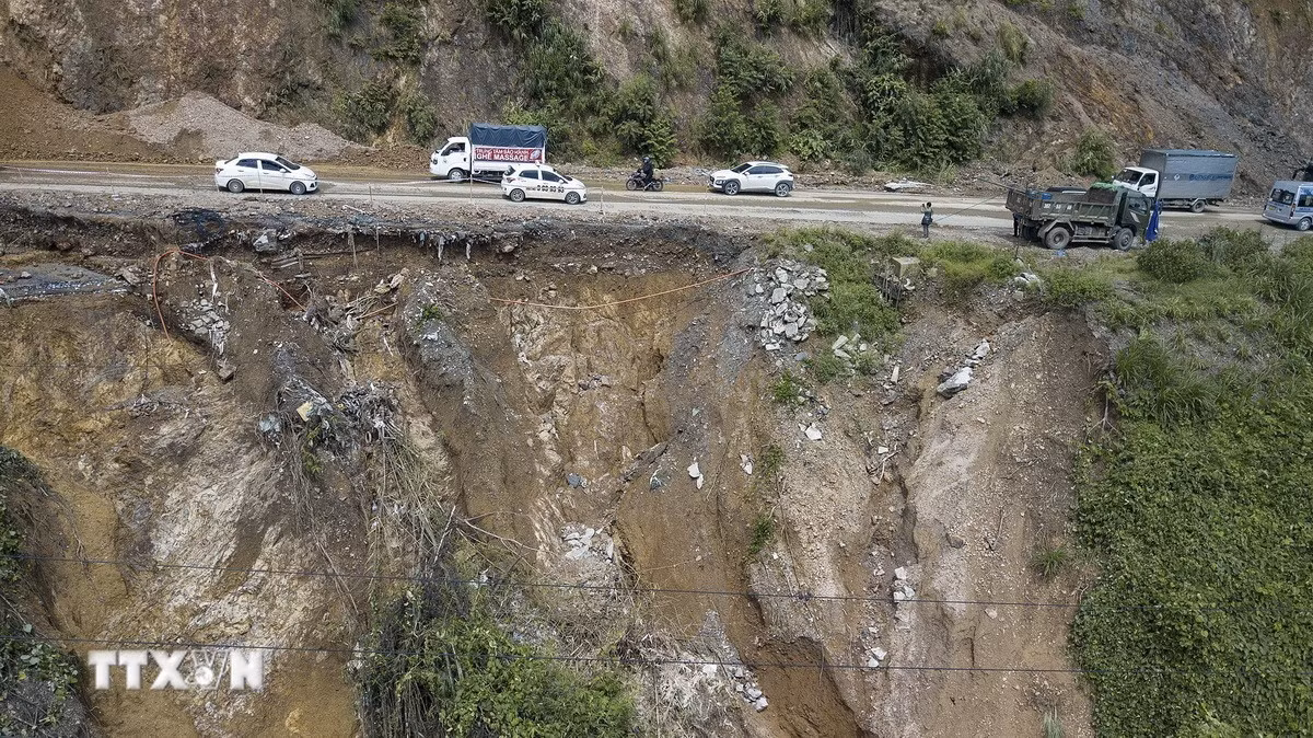 Điểm sạt lở tại dốc Cun thuộc lý trình Km79+335, Quốc lộ 6, thuộc địa phận phường Thống Nhất, thành phố Hòa Bình.