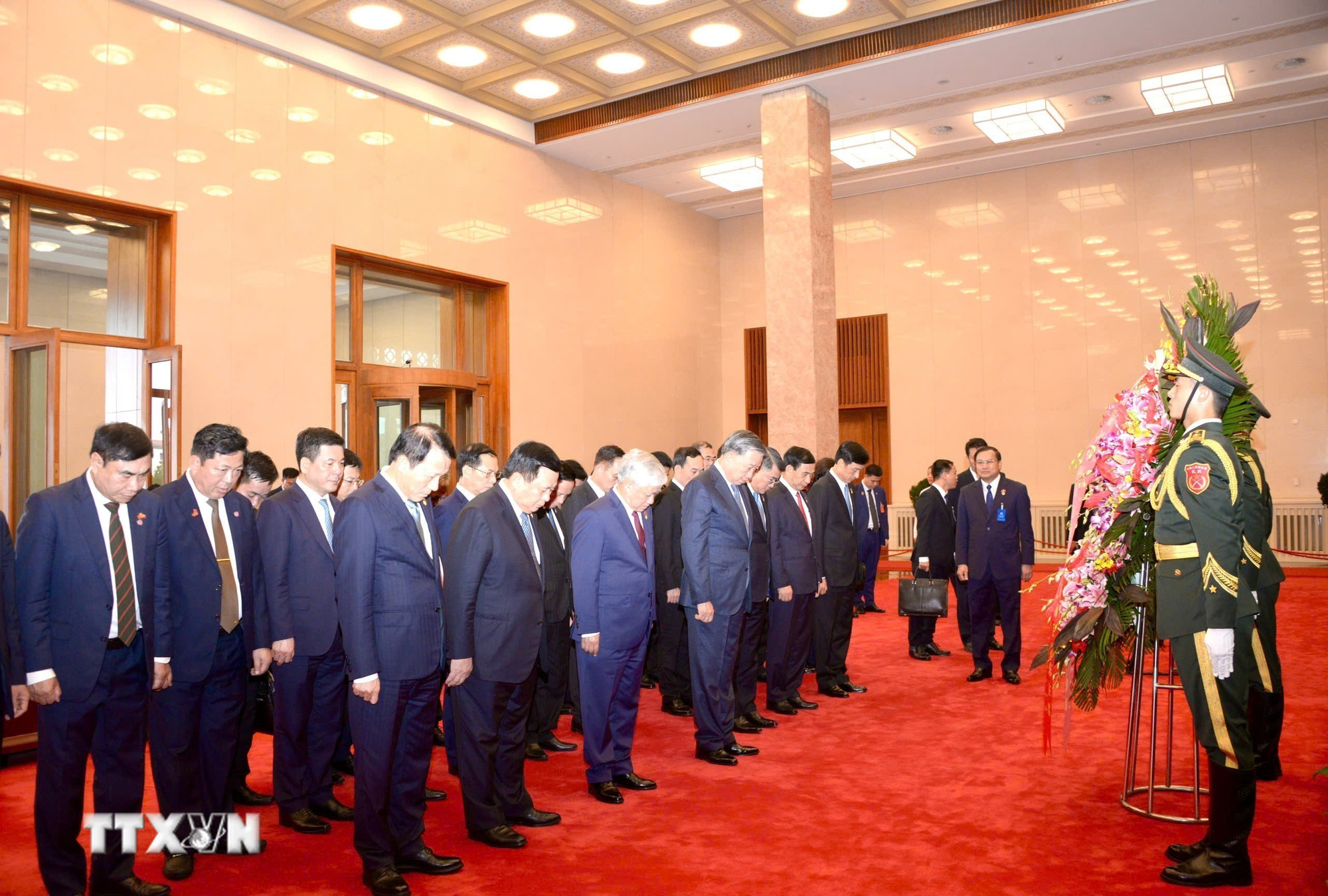 Tổng Bí thư, Chủ tịch nước Tô Lâm và các đại biểu thực hiện nghi thức tưởng niệm Chủ tịch Mao Trạch Đông.