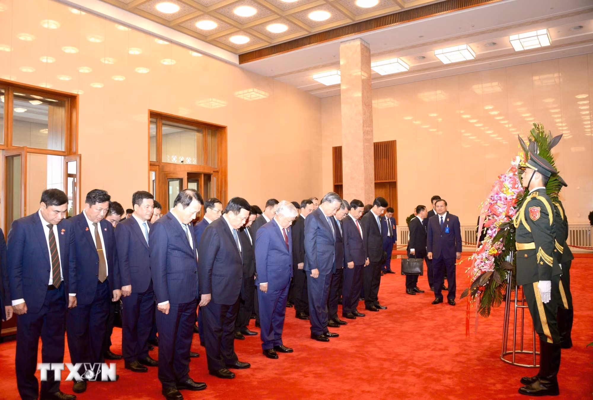 Tổng Bí thư, Chủ tịch nước Tô Lâm và các đại biểu thực hiện nghi thức tưởng niệm Chủ tịch Mao Trạch Đông.