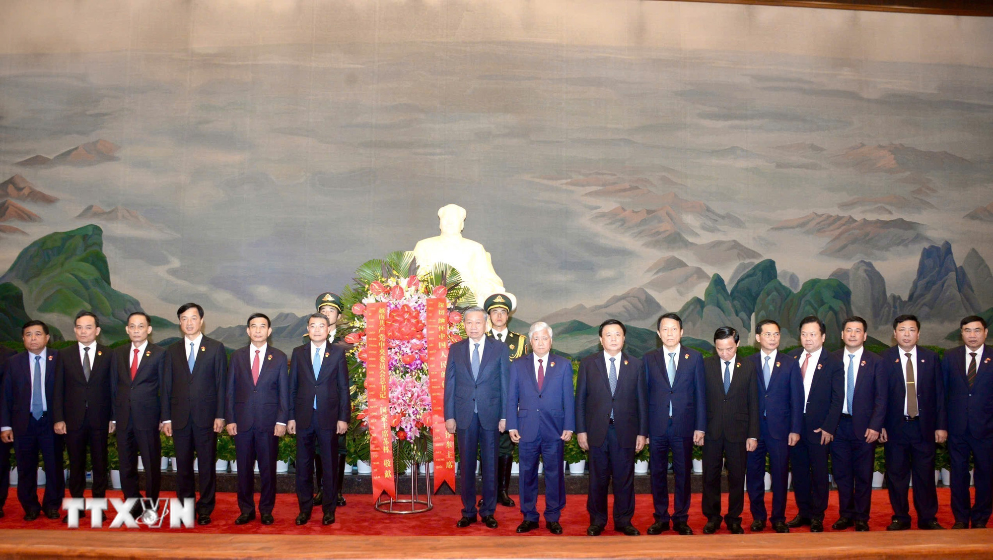 Tổng Bí thư, Chủ tịch nước Tô Lâm và các đại biểu tại Nhà tưởng niệm Chủ tịch Mao Trạch Đông.