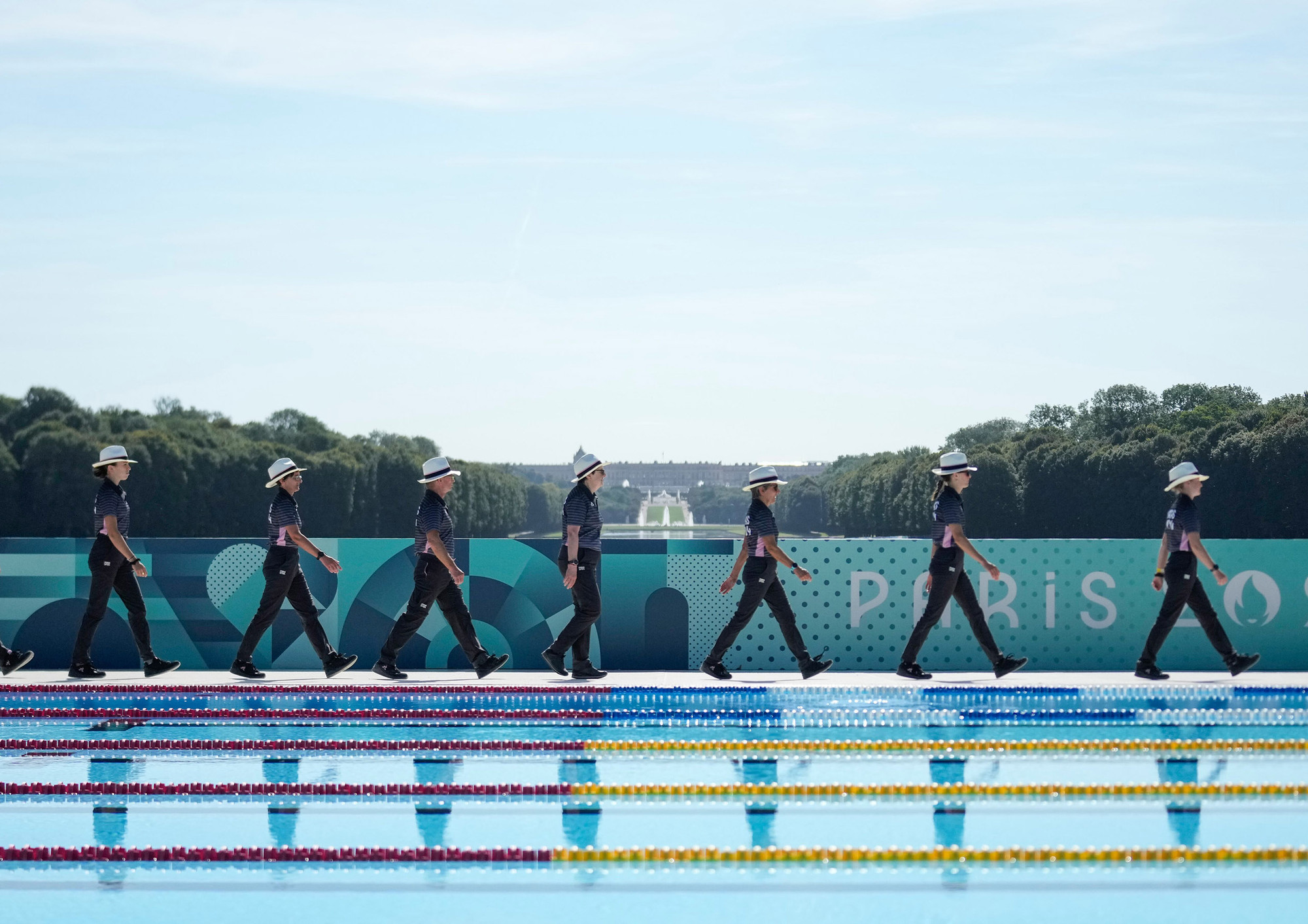 Các trọng tài chuẩn bị cho nội dung bơi 200m nữ ở nội dung 5 môn phối hợp hiện đại. (Ảnh: AP)