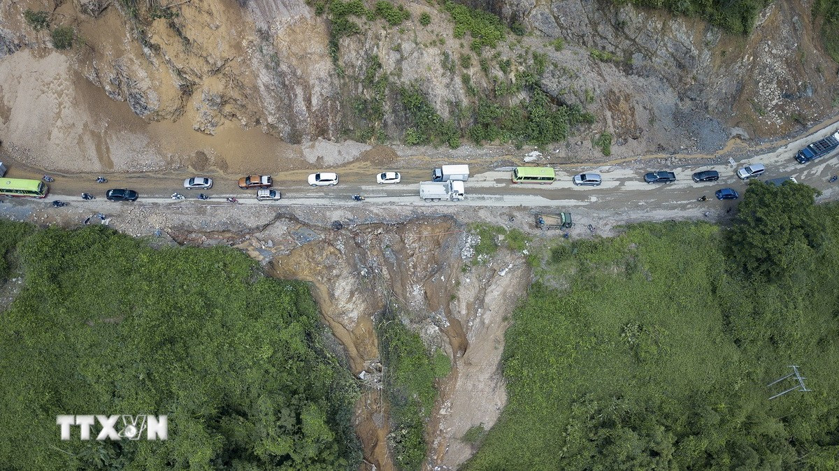 Điểm sạt lở tại dốc Cun thuộc lý trình Km79+335, Quốc lộ 6, thuộc địa phận phường Thống Nhất, thành phố Hòa Bình.