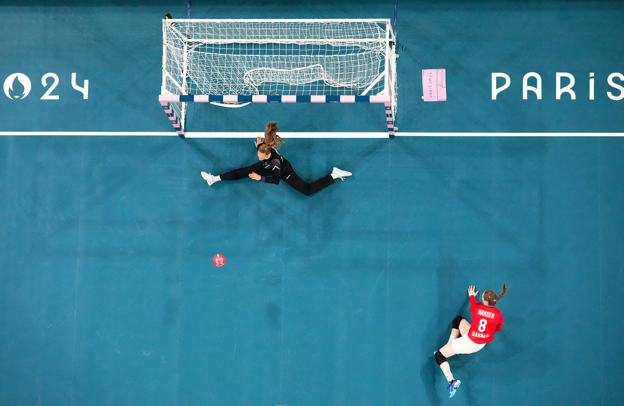 Thủ môn Thụy Điển Evelina Eriksson cản phá cú sút của Anne Mette Hansen (Đan Mạch) trong trận tranh Huy chương Đồng môn bóng ném nữ. (Ảnh: Reuter)