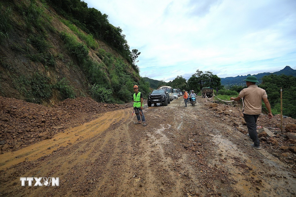 Lực lượng chức năng vẫn đang nỗ lực khắc phục điểm sạt lở đồng thời rà soát các điểm có nguy cơ mất an toàn nhằm kịp thời xử lý bảo đảm an toàn cho người và phương tiện tham gia giao thông.