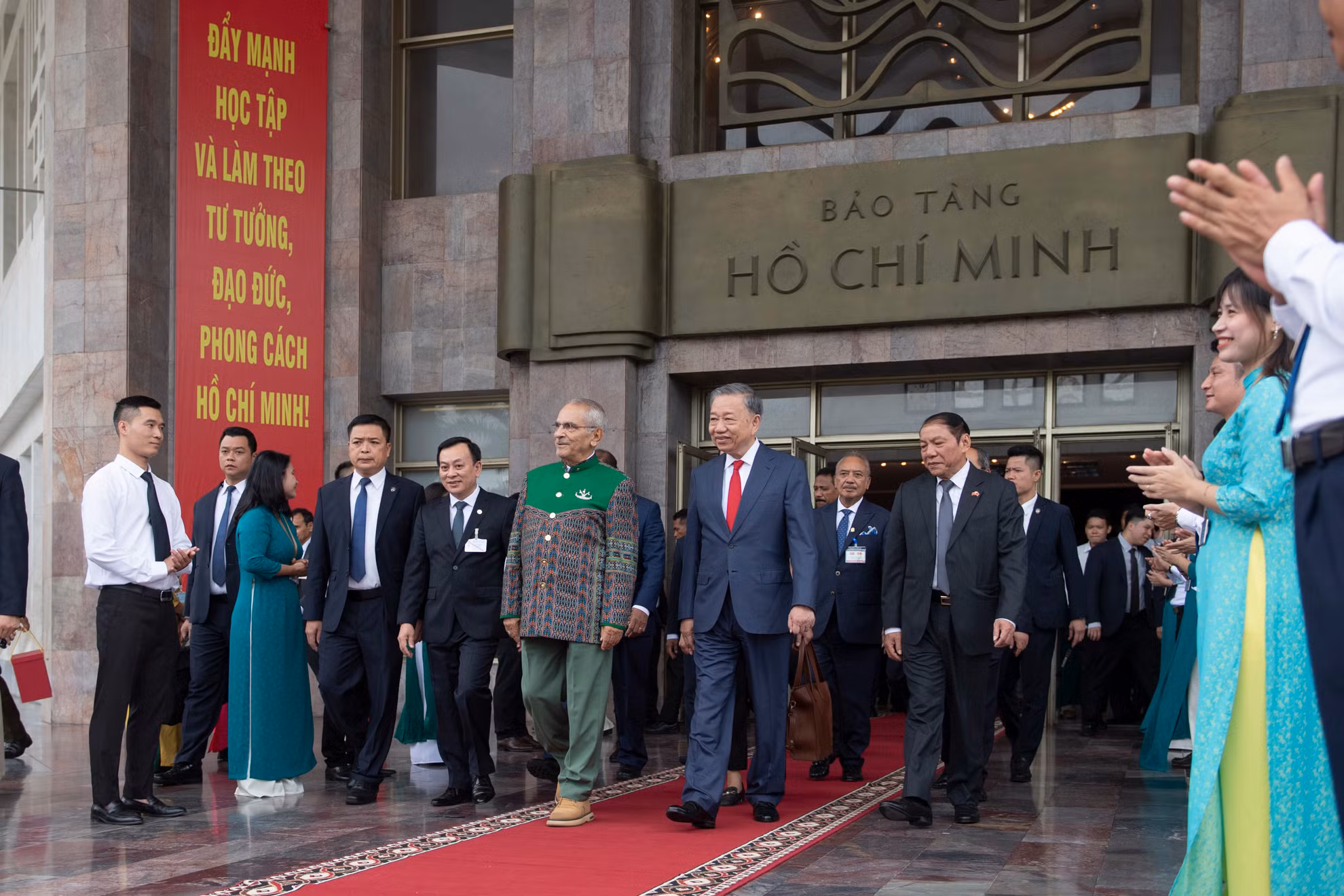 [Ảnh] Chủ tịch nước Tô Lâm cùng Tổng thống Timor Leste José Ramos-Horta tham quan Bảo tàng Hồ Chí Minh ảnh 9