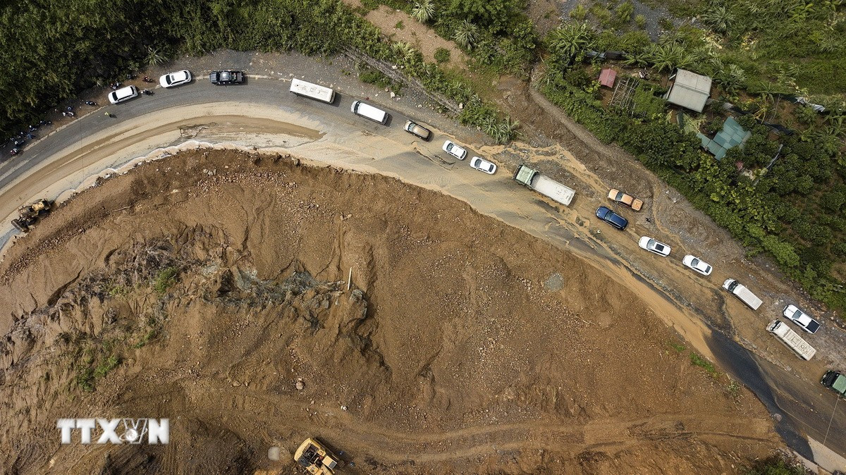 Các phương tiện giao thông đã có thể di chuyển chậm qua điểm sạt lở tại dốc Cun, lý trình Km79+335, Quốc lộ 6, thuộc địa phận phường Thống Nhất, thành phố Hòa Bình.