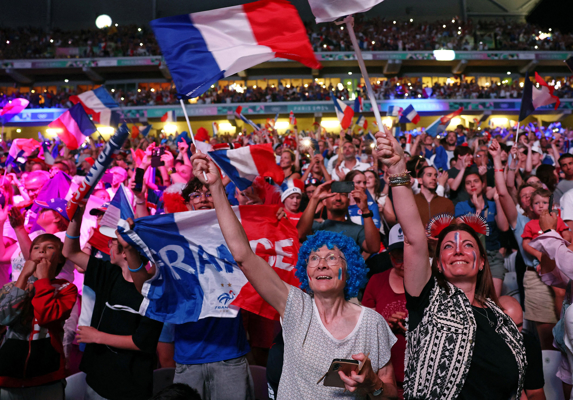 Người hâm mộ Pháp vẫy cờ cổ vũ đội nhà trước trận chung kết bóng ném nữ giữa đội tuyển Pháp và Na Uy. (Ảnh: Reuters)