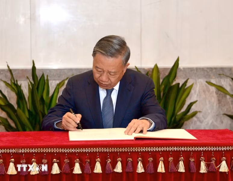 Tổng Bí thư, Chủ tịch nước Tô Lâm ghi cảm tưởng tại Nhà tưởng niệm Chủ tịch Mao Trạch Đông.