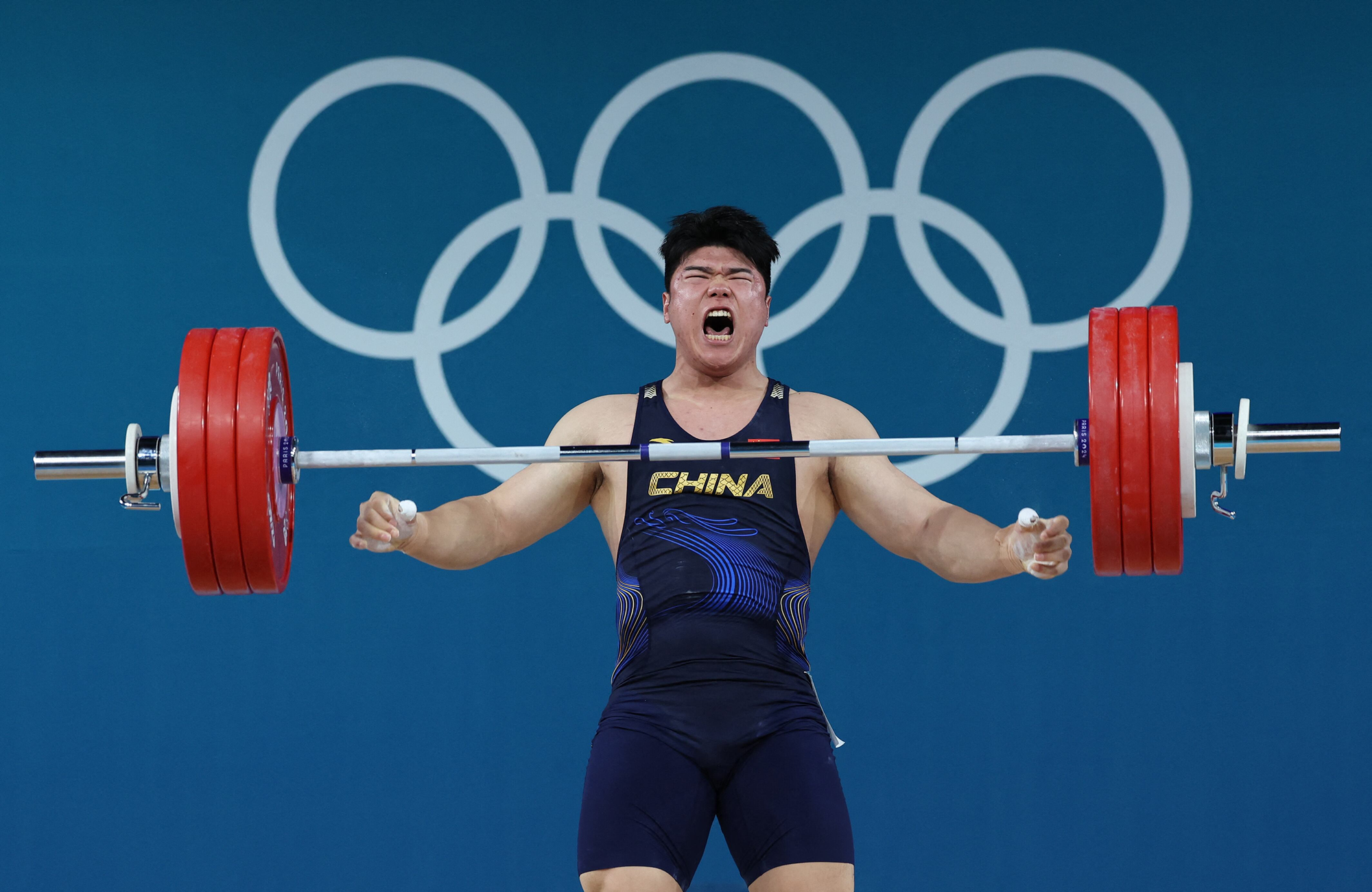 Lực sĩ cử tạ người Trung Quốc Liu Huanhua ăn mừng chiến thắng ở hạng cân 102kg nam. (Ảnh: Reuters)