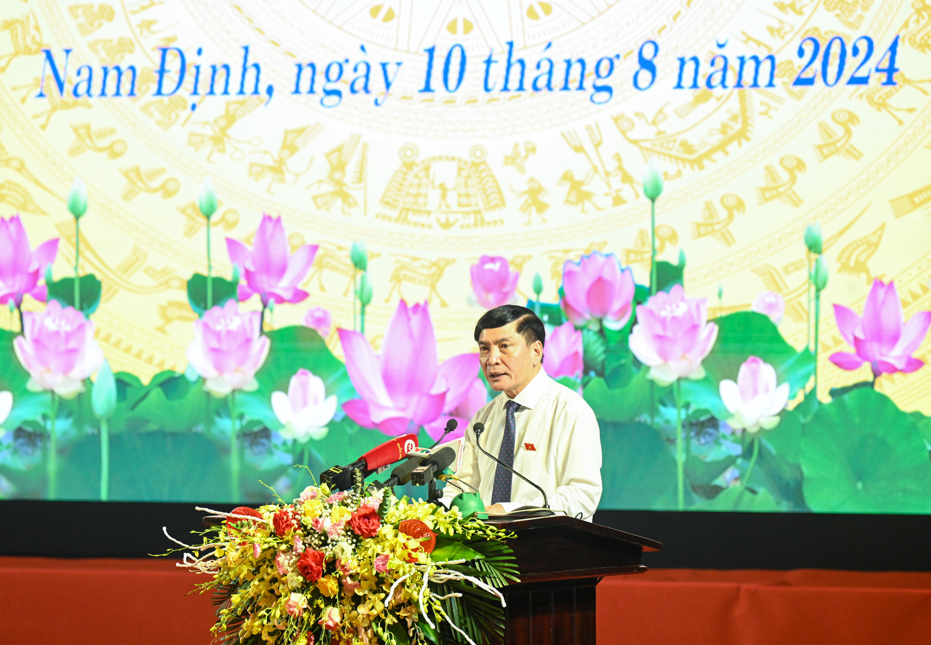 Tổng Thư ký, Chủ nhiệm Văn phòng Quốc hội Bùi Văn Cường công bố Nghị quyết của Ủy ban Thường vụ Quốc hội.