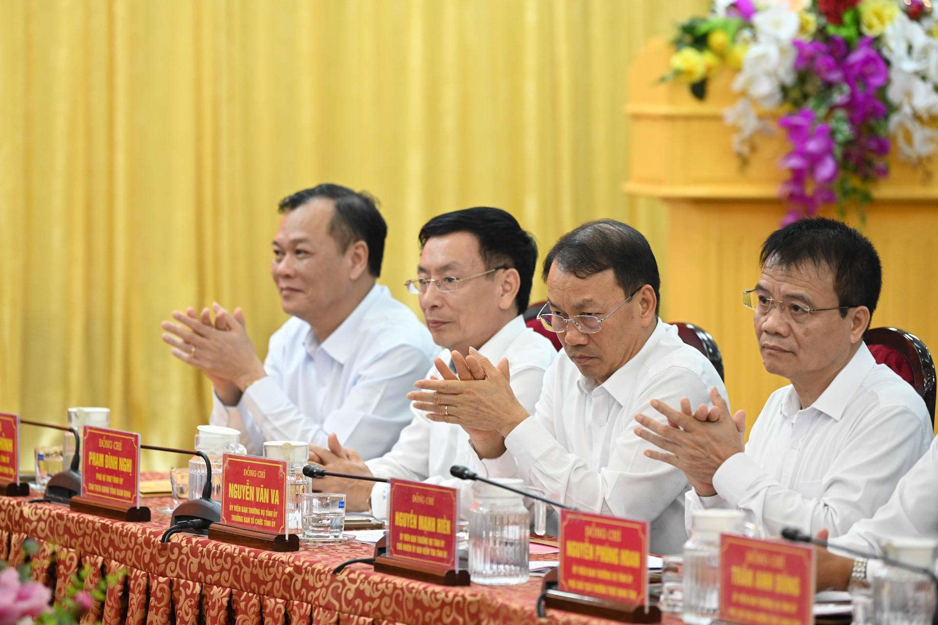 Các đồng chí Ban Thường vụ Tỉnh ủy Nam Định dự buổi làm việc.