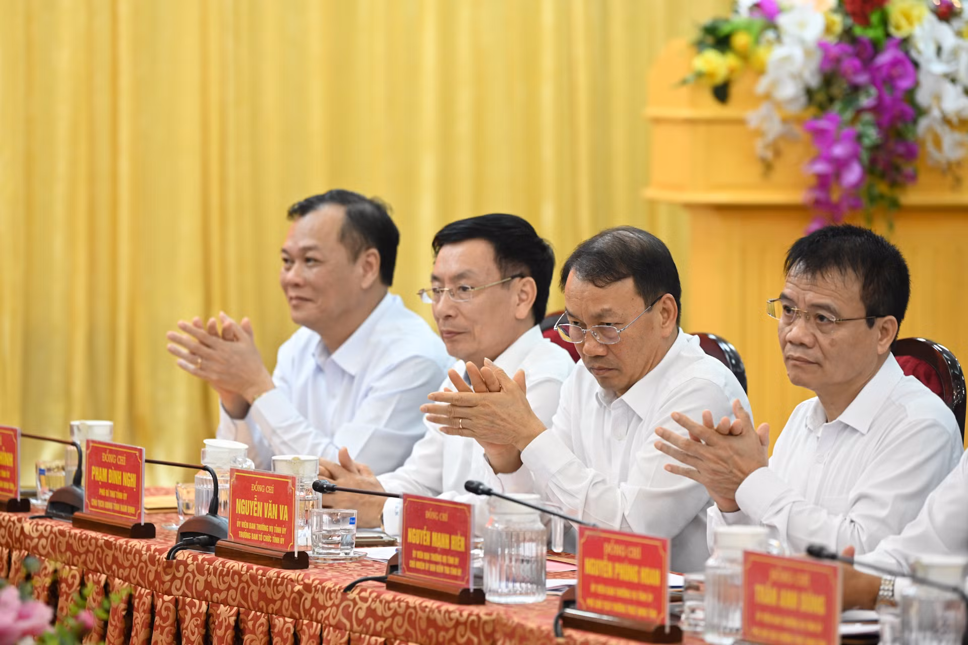 Các đồng chí Ban Thường vụ Tỉnh ủy Nam Định dự buổi làm việc.