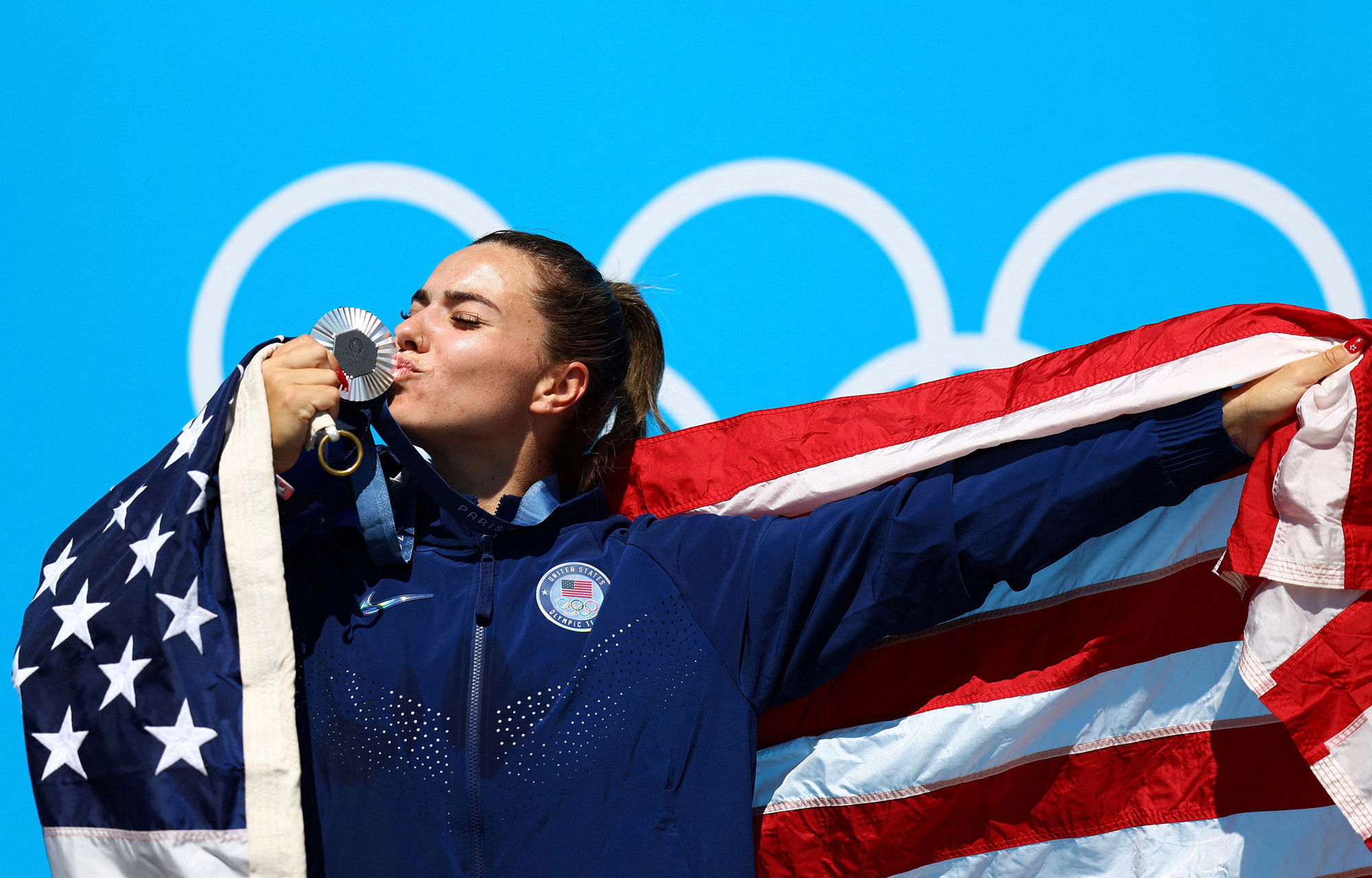 Nữ vận động viên Nevin Harrison của Hoa Kỳ ăn mừng tấm Huy chương Bạc nội dung chèo thuyền đơn nữ 200m. (Ảnh: Reuters)