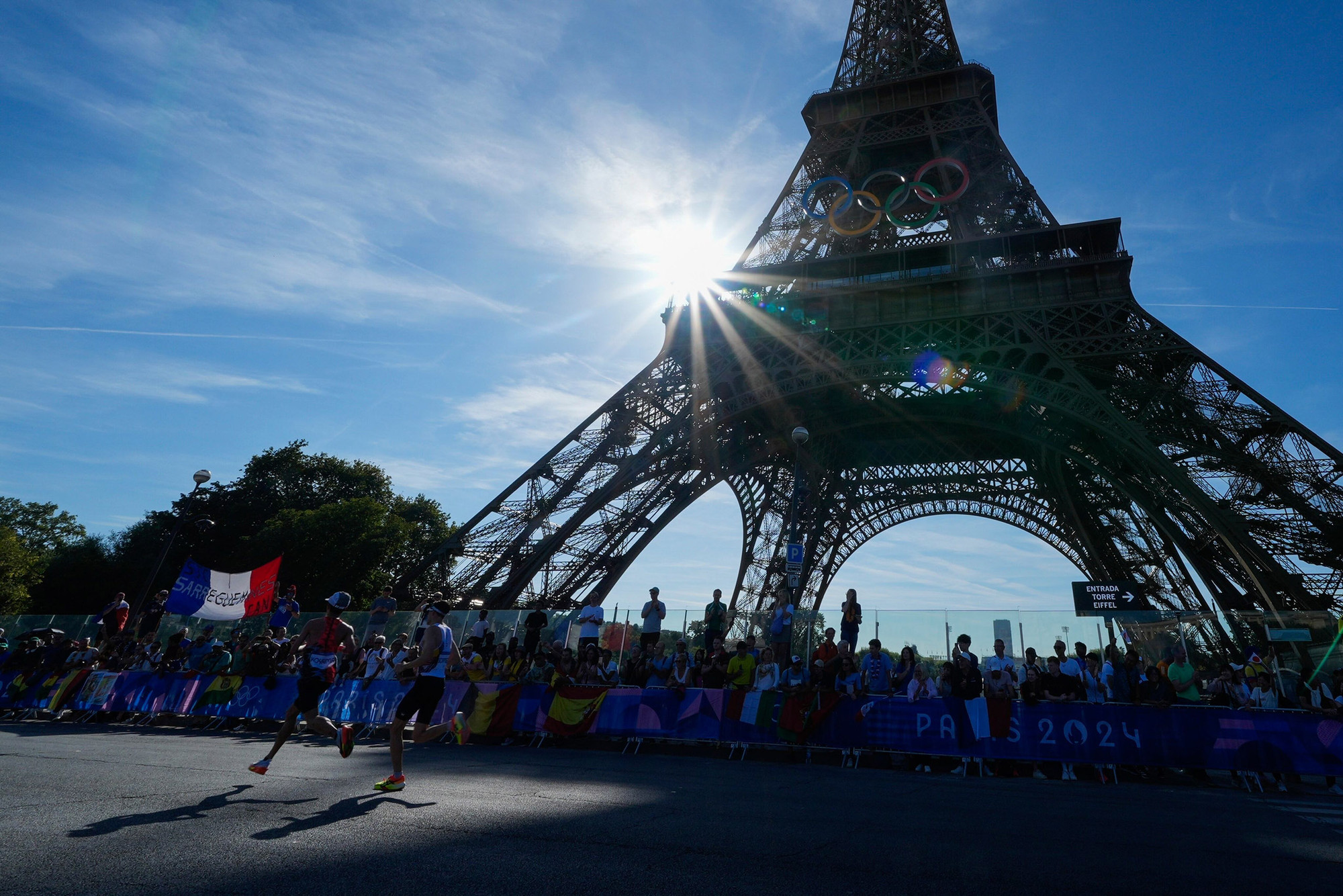 Các vận động viên chạy marathon qua Tháp Eiffel vào thứ bảy tuần này. (Ảnh: AP/LaPresse)