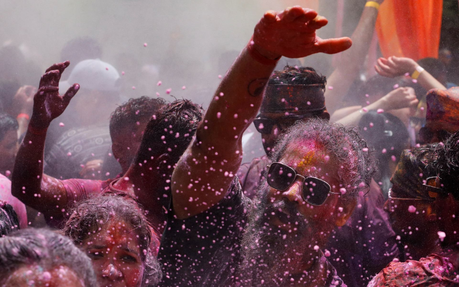 Người dân phủ đầy bột màu tham gia Lễ hội Holi ở Nairobi, Kenya. (Ảnh: Reuters)