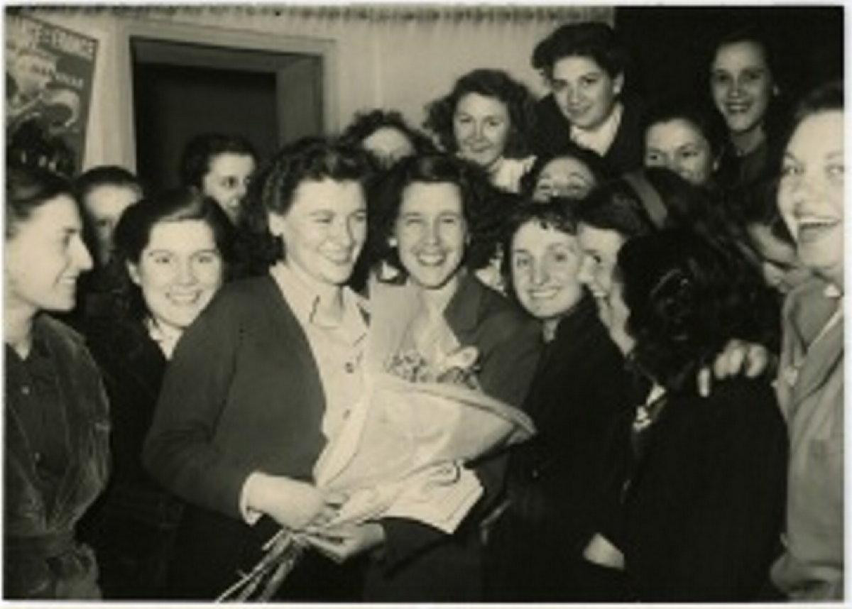 Hình ảnh bà Raymonde Dien với nhân dân yêu chuộng hòa bình. (Ảnh: L'Humanité)