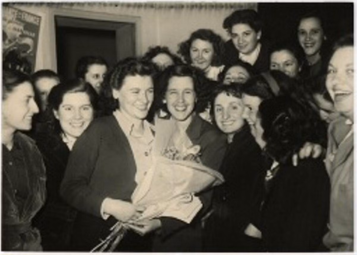 Hình ảnh bà Raymonde Dien với nhân dân yêu chuộng hòa bình. (Ảnh: L'Humanité)