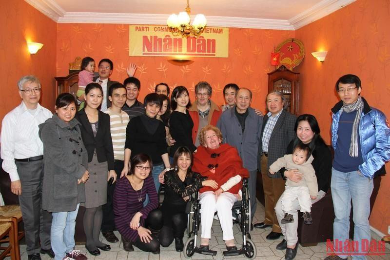 Bà Raymonde Dien thăm Cơ quan thường trú Báo Nhân Dân tại Pháp ngày 11/3/2012.