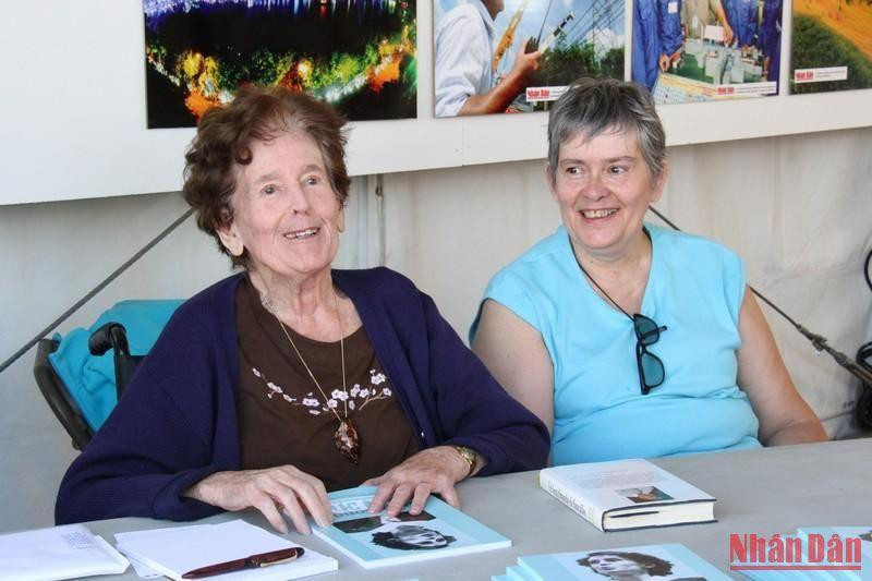 Bà Raymonde Dien thăm Gian trưng bày của Báo Nhân Dân và ký tặng sách về cuộc đời đấu tranh vì hòa bình tại Hội báo Nhân đạo (L'Humanité), Pháp, ngày 13/9/2014.