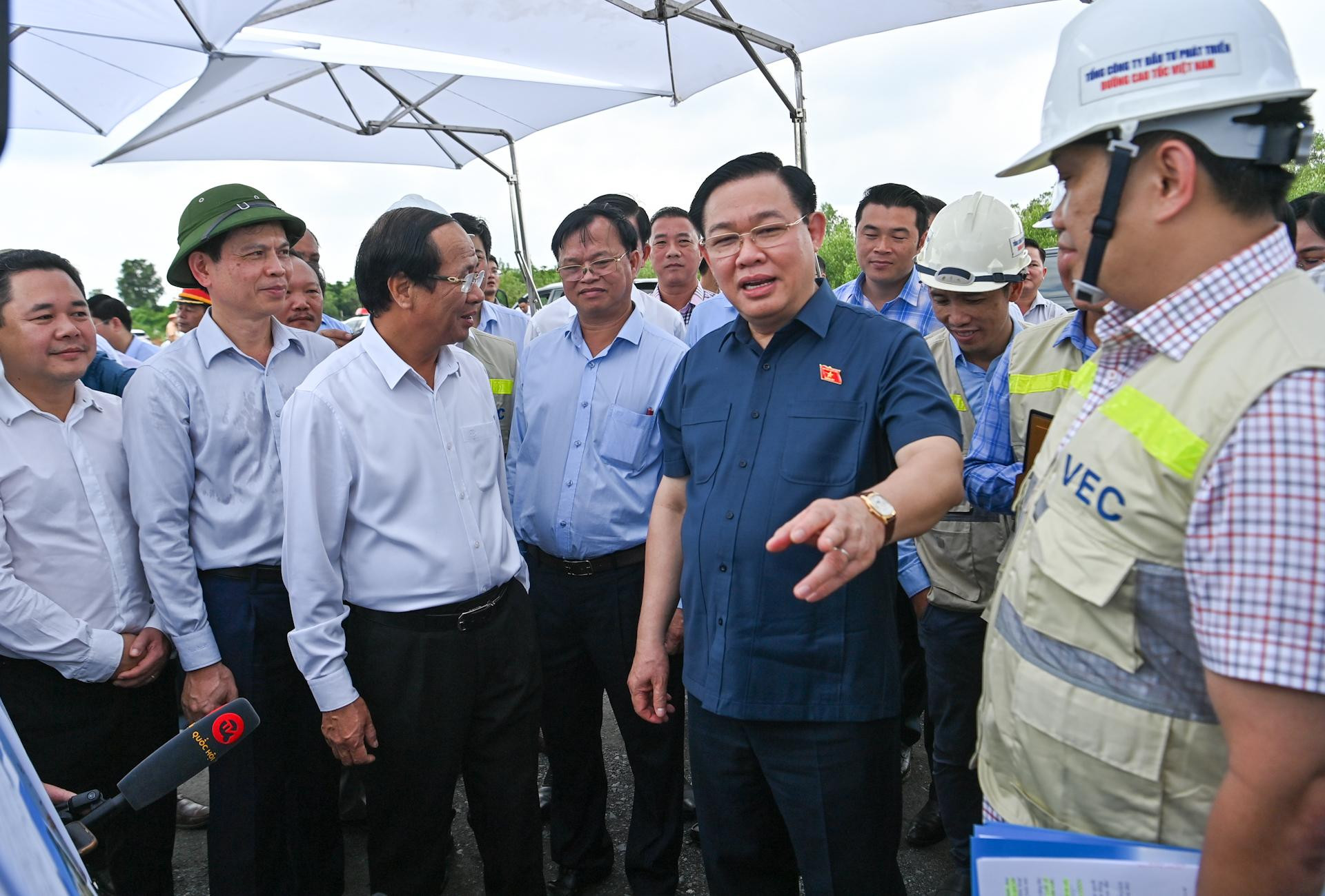 Chủ tịch Quốc hội Vương Đình Huệ phát biểu tại buổi kiểm tra dự án đường cao tốc Bến Lức-Long Thành.