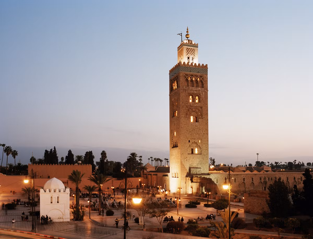 Tháp Moorish - biểu tượng của thành phố Marrakesh có thể được nhìn thấy từ xa hàng dặm. Tháp nằm trong khuôn viên của thánh đường Hồi giáo Koutoubia, được xây dựng từ thế kỷ 12. (Ảnh: Getty Images/CNN)