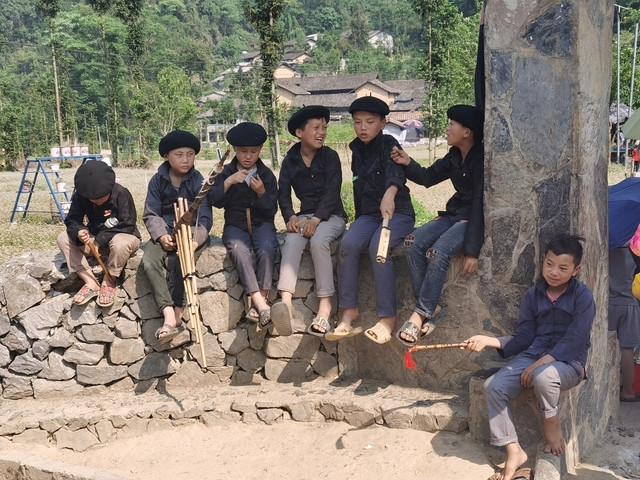 Tác phẩm được bình chọn nhiều nhất: "Fellowship of Young H'mong Men" - Meynardo LB. Montealegre (Đại sứ Philippines tại Việt Nam). Tác phẩm được bình chọn nhiều nhất: "Fellowship of Young H'mong Men" - Meynardo LB. Montealegre (Đại sứ Philippines tại Việt Nam).