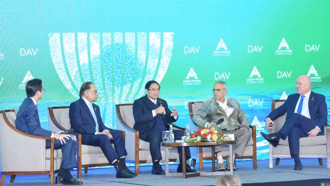 Thủ tướng Chính phủ Phạm Minh Chính phát biểu tại Phiên toàn thể cấp cao của Diễn đàn Tương lai ASEAN 2025. (Ảnh: TRẦN HẢI) 