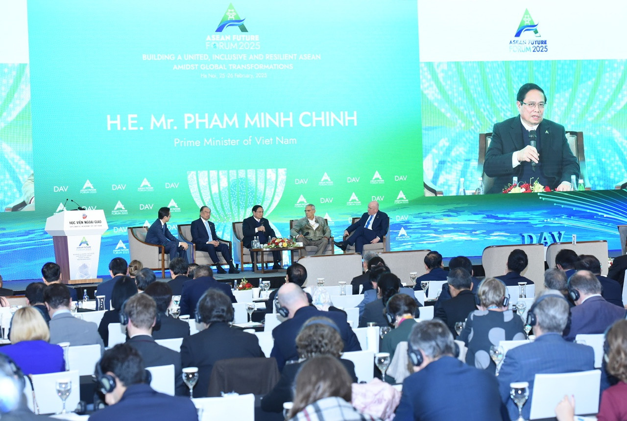 Thủ tướng Chính phủ Phạm Minh Chính phát biểu tại Phiên toàn thể cấp cao của Diễn đàn Tương lai ASEAN 2025. (Ảnh: TRẦN HẢI)