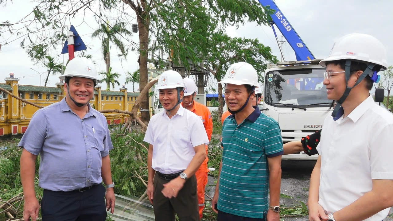 Tổng Giám đốc EVN cùng lãnh đạo Điện lực Hải phòng kiểm tra công tác khắc phục hậu quả cơn bão số 3 tại Đồ Sơn.