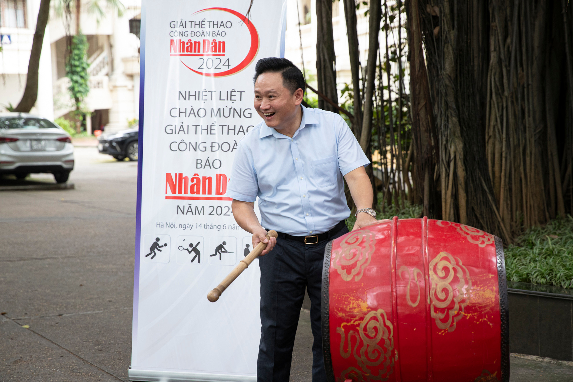 Phó Tổng Biên tập Báo Nhân Dân Phan Văn Hùng đánh trống khai mạc Giải thể thao Công đoàn Báo Nhân Dân năm 2024. Phó Tổng Biên tập Báo Nhân Dân Phan Văn Hùng đánh trống khai mạc Giải thể thao Công đoàn Báo Nhân Dân năm 2024.