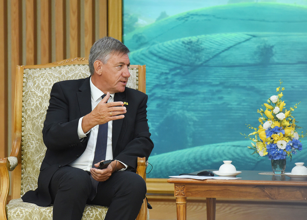 Ông Jan Jambon, Bộ trưởng-Thủ hiến Chính phủ kiêm Bộ trưởng Ngoại giao, Văn hóa, Công nghệ thông tin và Quản lý cơ sở vật chất vùng Flanders, Vương Quốc Bỉ phát biểu tại buổi tiếp. Ông Jan Jambon, Bộ trưởng-Thủ hiến Chính phủ kiêm Bộ trưởng Ngoại giao, Văn hóa, Công nghệ thông tin và Quản lý cơ sở vật chất vùng Flanders, Vương Quốc Bỉ phát biểu tại buổi tiếp.