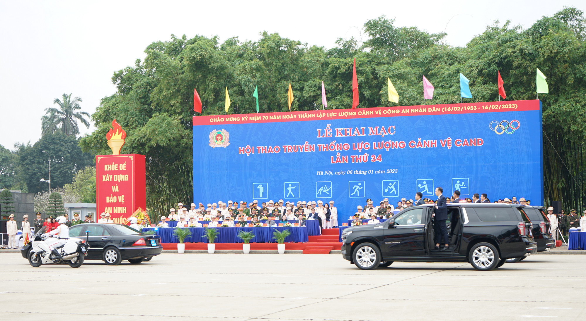 Đoàn xe hộ tống yếu nhân trong phần diễu hành tại lễ khai mạc Hội thao. (Ảnh: TRUNG HƯNG)