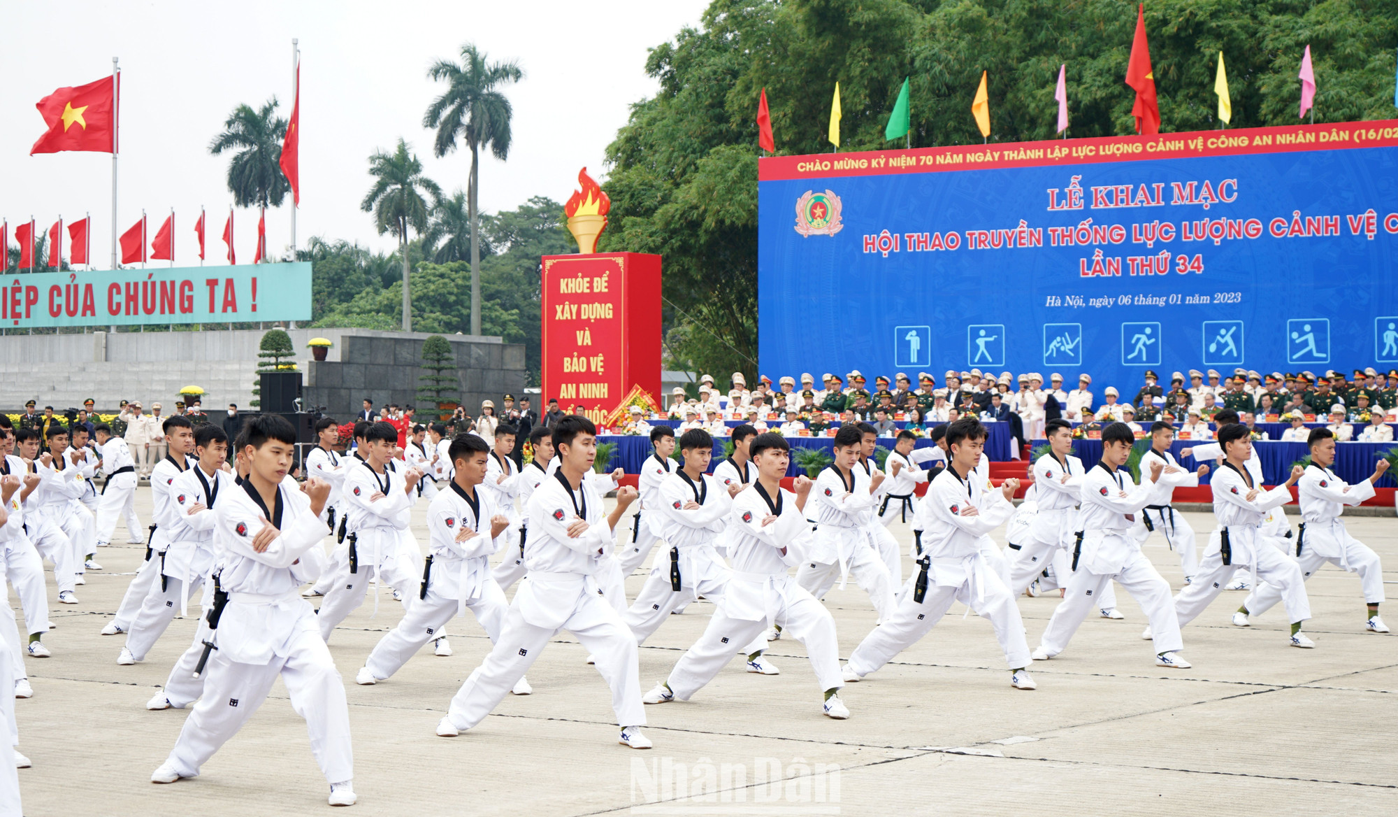 Đồng diễn võ thuật tại lễ khai mạc Hội thao. (Ảnh: TRUNG HƯNG)