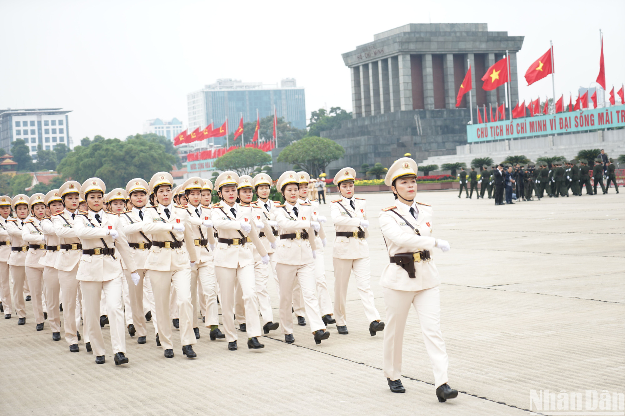 Nữ cán bộ, chiến sĩ Công an nhân dân tham dự duyệt đội ngũ và diễu hành tại buổi lễ khai mạc Hội thao. (Ảnh: TRUNG HƯNG)