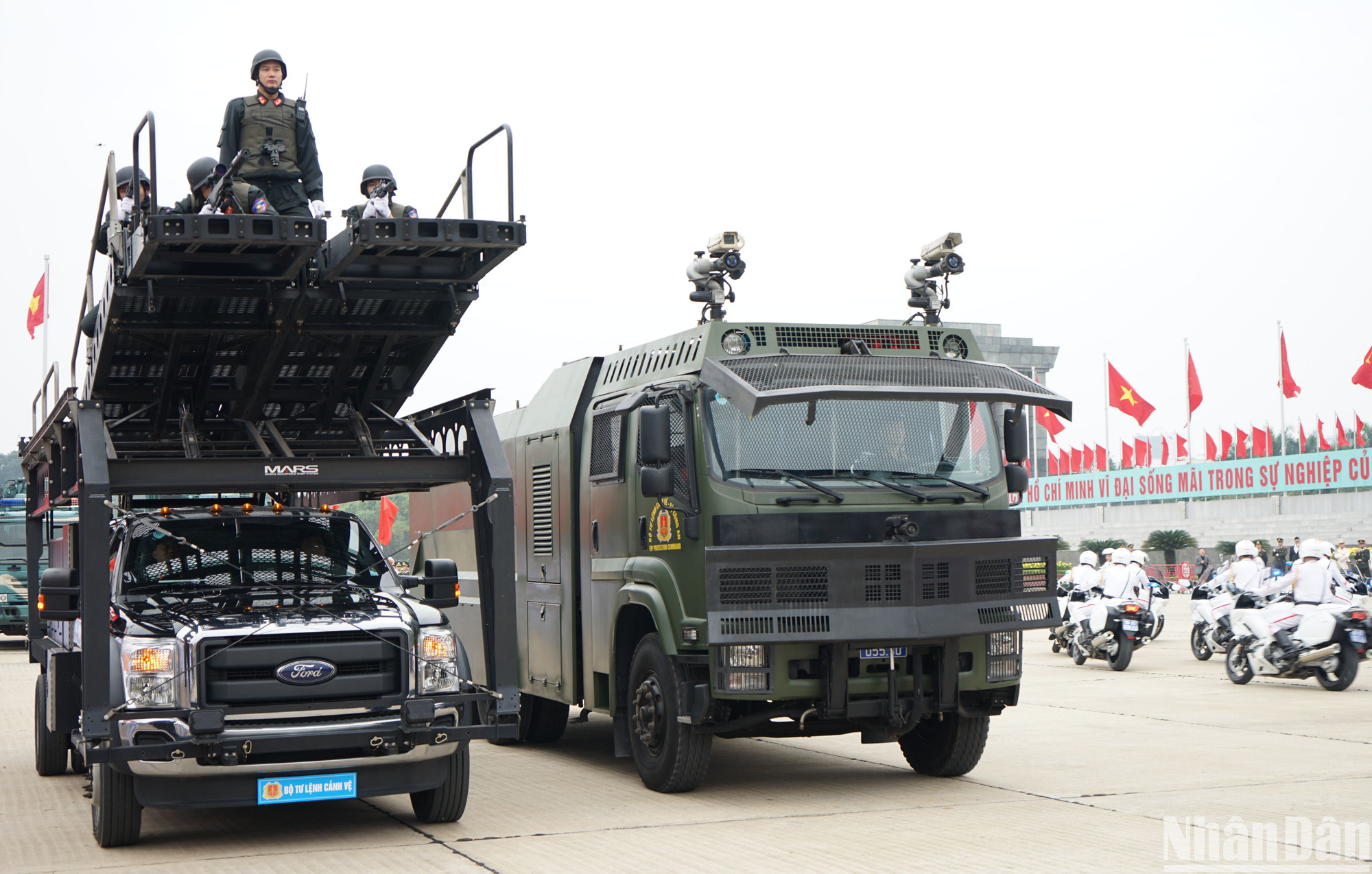 Các khí tài hiện đại trong lễ khai mạc Hội thao. (Ảnh: TRUNG HƯNG)