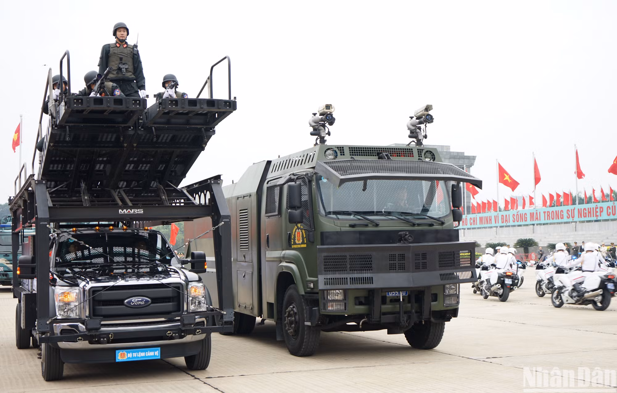 Các khí tài hiện đại trong lễ khai mạc Hội thao. (Ảnh: TRUNG HƯNG)