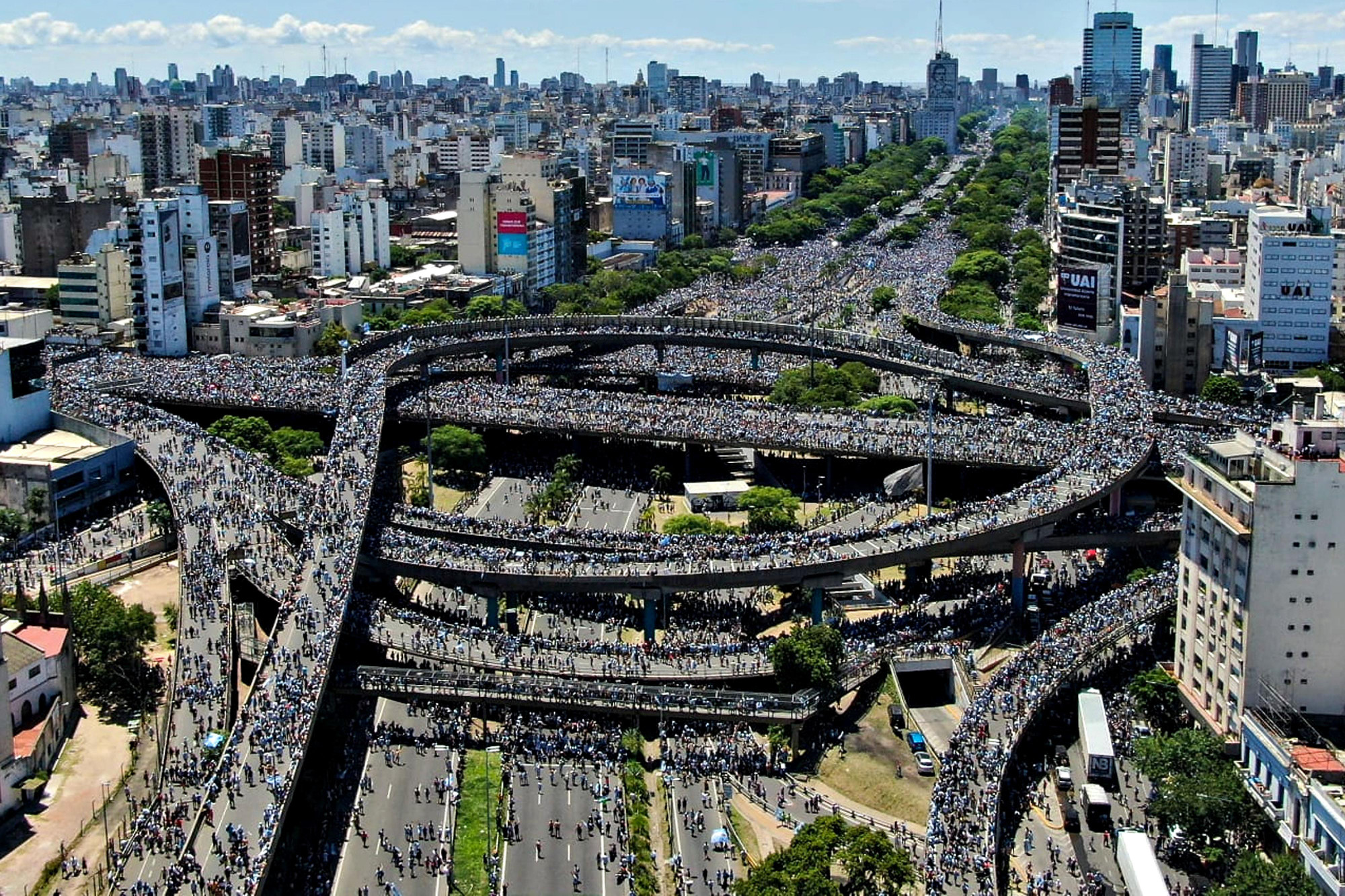 Các giao lộ chính của thủ đô Buenos Aires ken đặc người hâm mộ Argentina. (Ảnh: La Nación) Các giao lộ chính của thủ đô Buenos Aires ken đặc người hâm mộ Argentina. (Ảnh: La Nación)