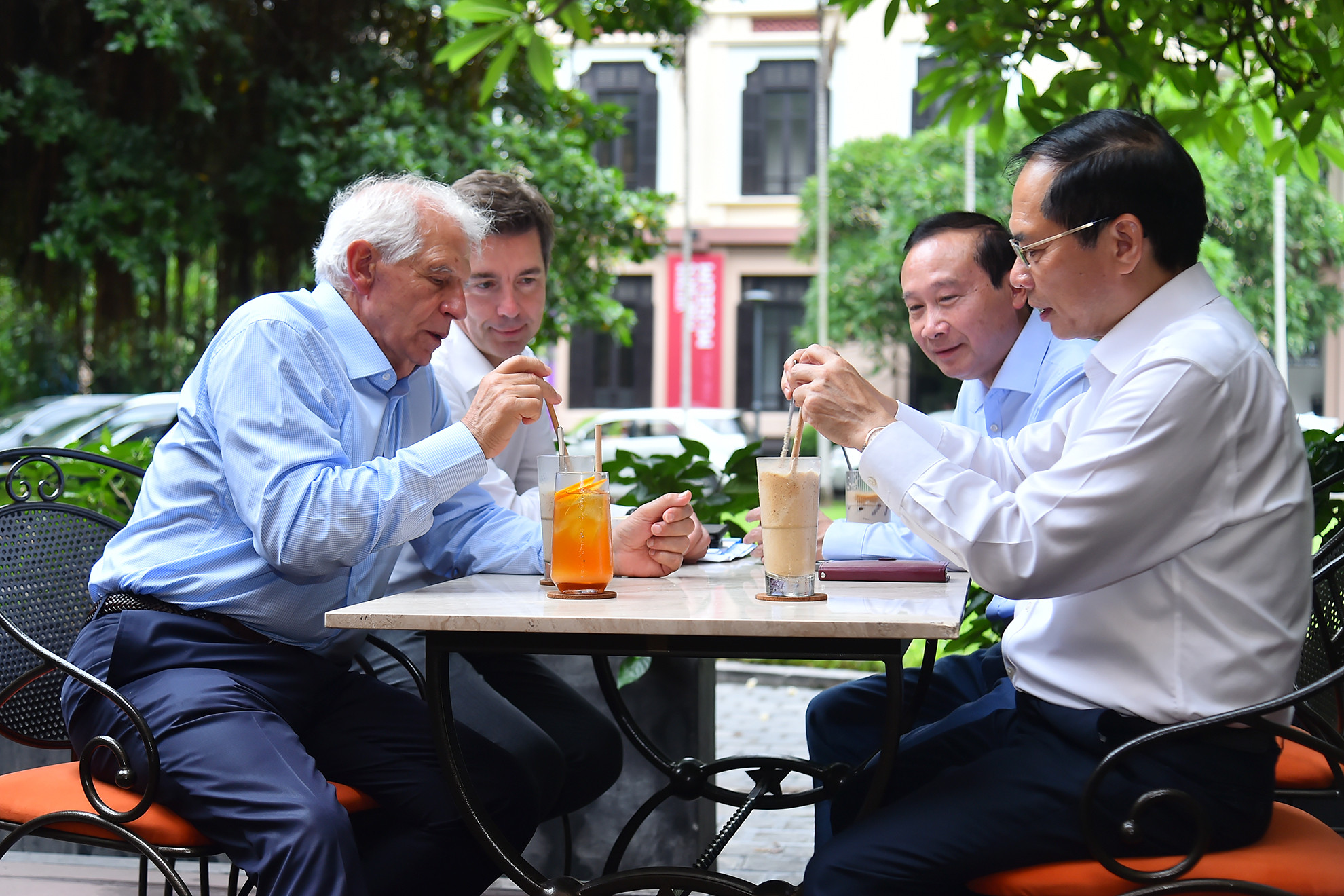 Bộ trưởng Ngoại giao Bùi Thanh Sơn giới thiệu với Phó Chủ tịch Ủy ban châu Âu Josep Borell Fontelles về các thức uống đặc trưng của Việt Nam. Bộ trưởng Ngoại giao Bùi Thanh Sơn giới thiệu với Phó Chủ tịch Ủy ban châu Âu Josep Borell Fontelles về các thức uống đặc trưng của Việt Nam.