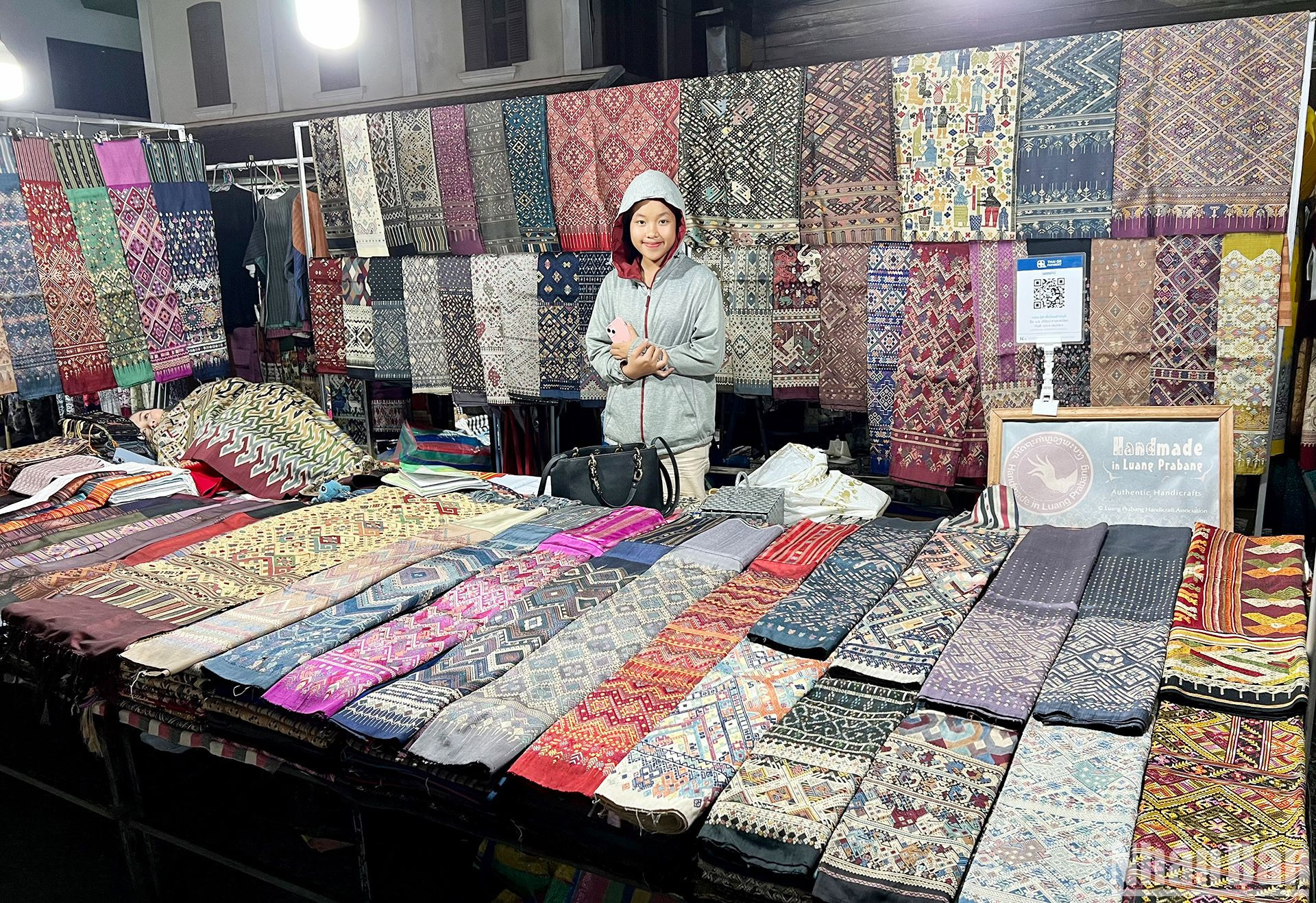 Tại Luang Prabang, du khách có thể dễ dàng bắt gặp các sản phẩm thủ công được bày bán mọi nơi, bất kể trên đường phố hay khu chợ đêm. (Ảnh: TRỊNH DŨNG)
