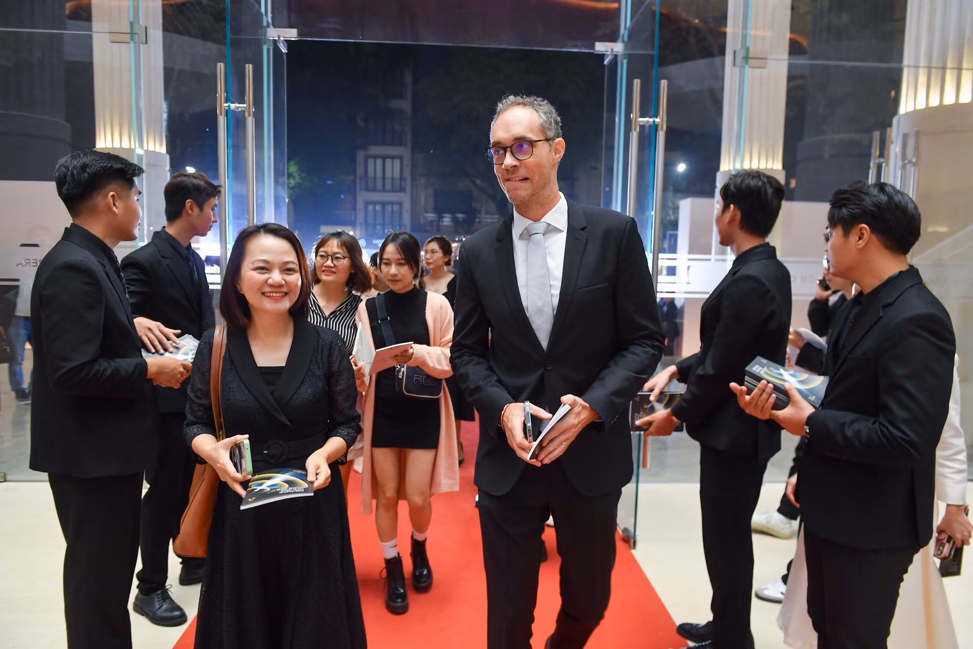 Các quan khách đến dự Gala trao Giải thưởng Hành động vì Cộng đồng của Báo Nhân Dân - Human Act Prize 2023.
