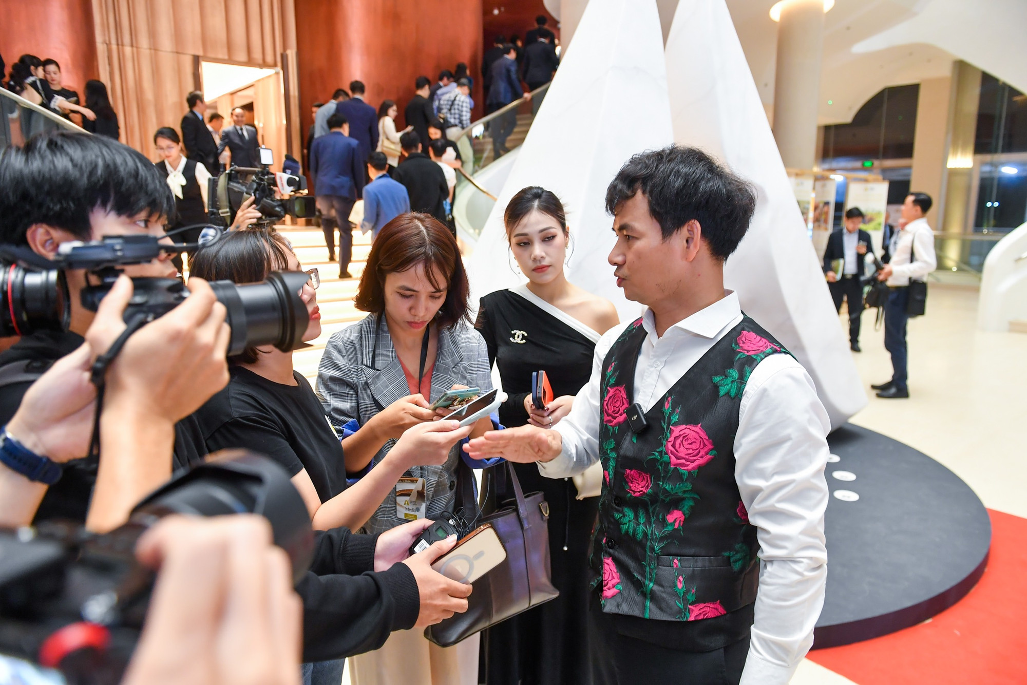 Nghệ sĩ Nhân dân Xuân Bắc có mặt trên thảm đỏ lễ trao giải.