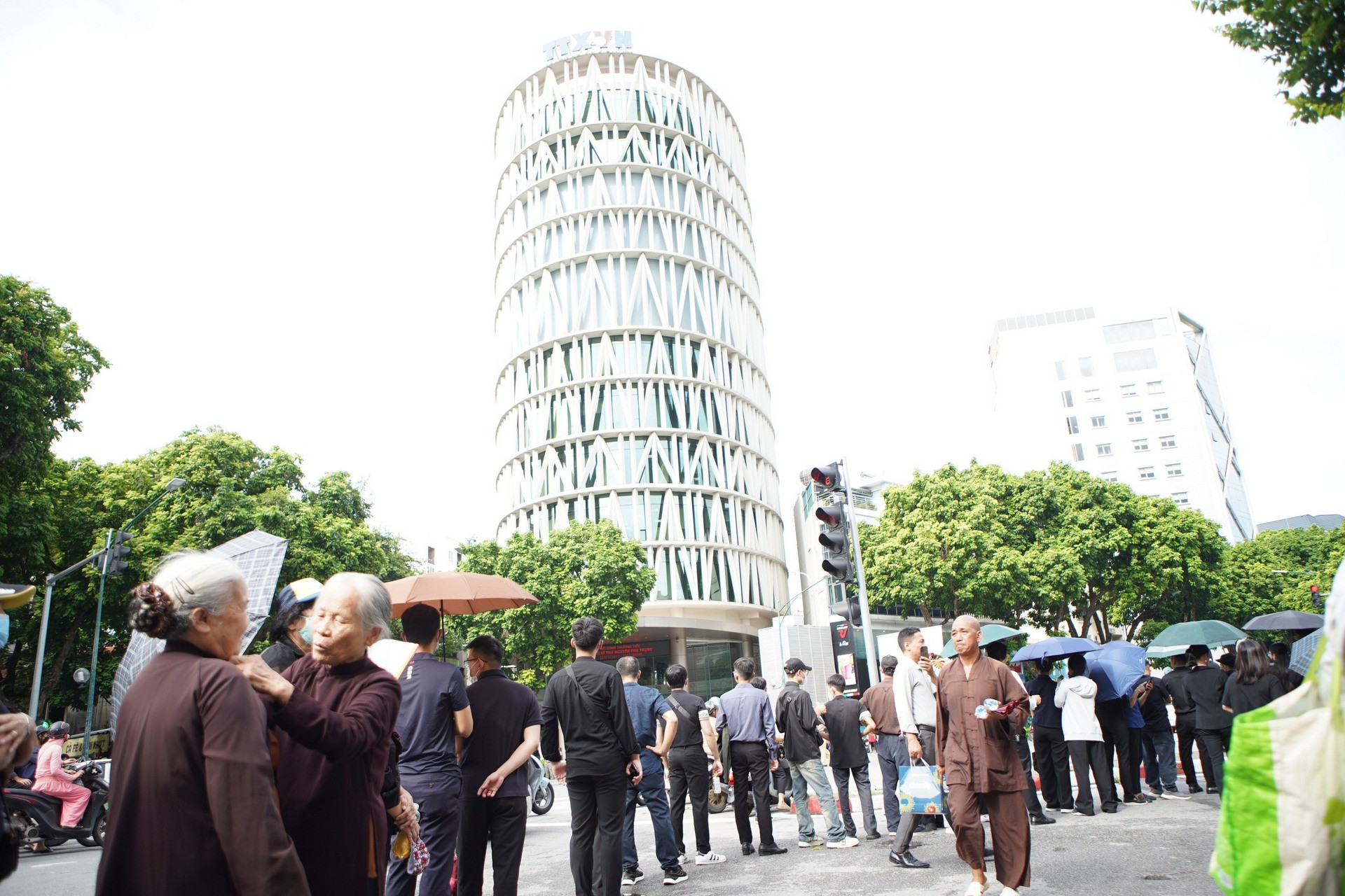 [Ảnh] Đông đảo người dân xếp hàng chờ vào viếng Tổng Bí thư Nguyễn Phú Trọng ảnh 6