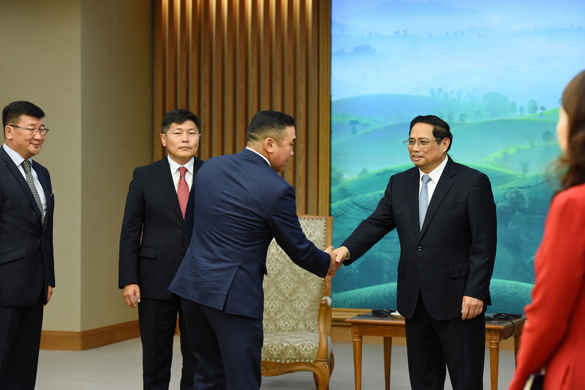 Thủ tướng Phạm Minh Chính đón các thành viên đi cùng Bộ trưởng Tư pháp và Nội vụ Mông Cổ Khishgee Nyambaatar.