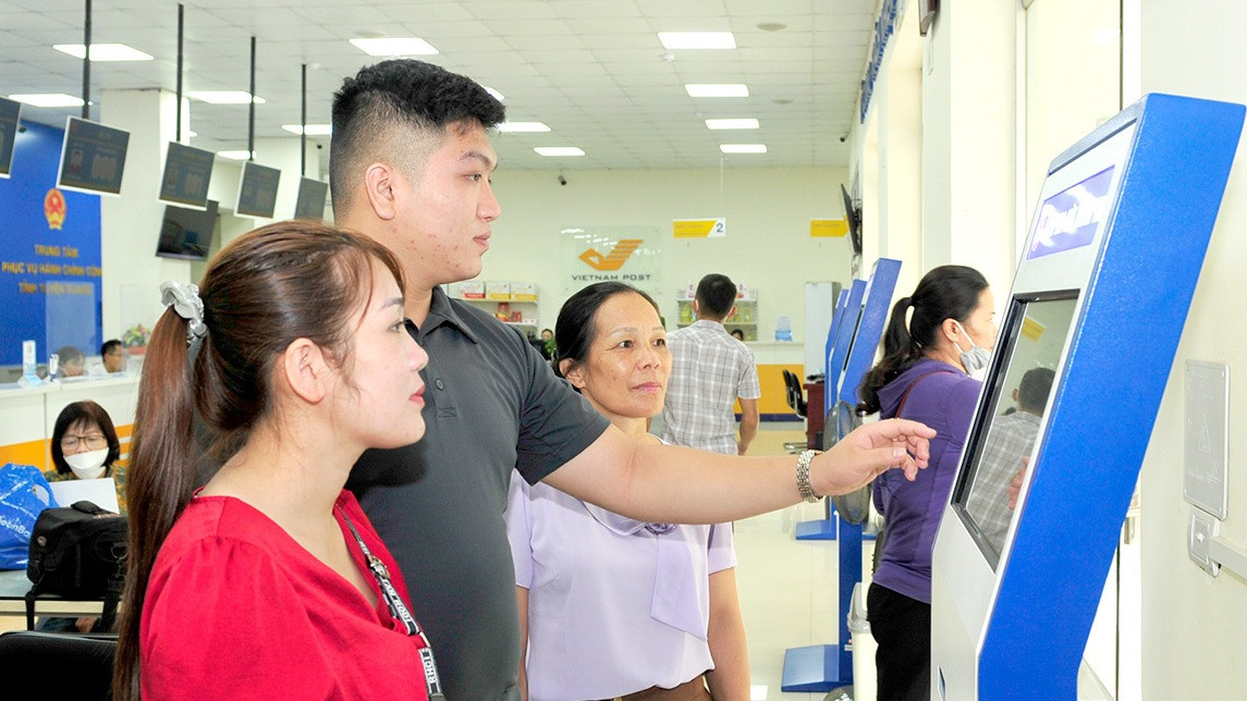 Người dân lấy số thứ tự giải quyết thủ tục hành chính tại Trung tâm Phục vụ hành chính công.